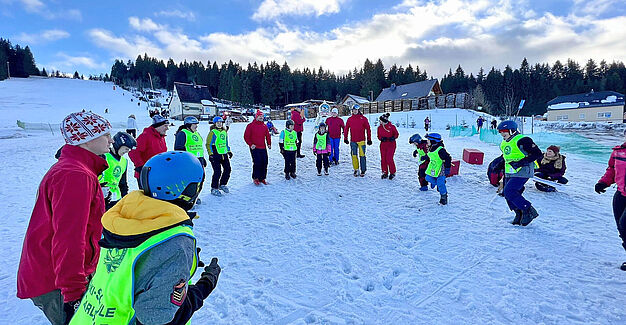 OIL! Tankstellen ermöglicht Skisport-Erlebnis im Wintercamp 2023 für Jugendliche nach ihrer Krebserkrankung